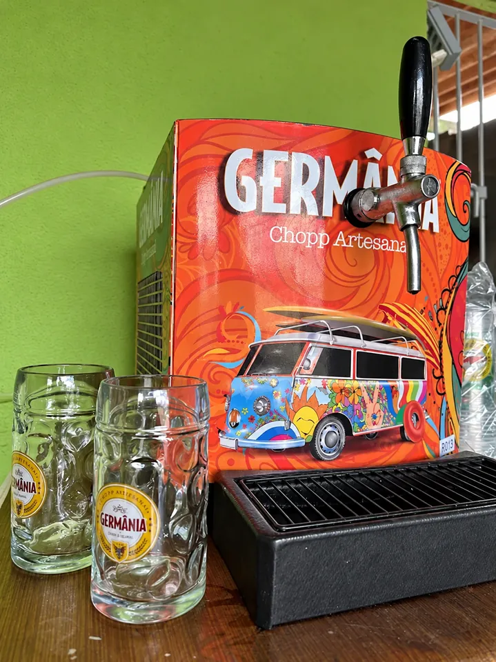 Chopeira Germania colorida com duas canecas