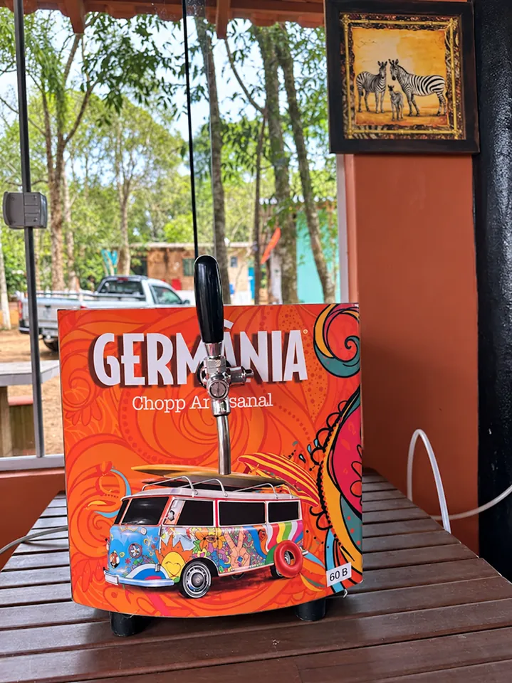 Chopeira Germania colorida instalada sobre uma mesa