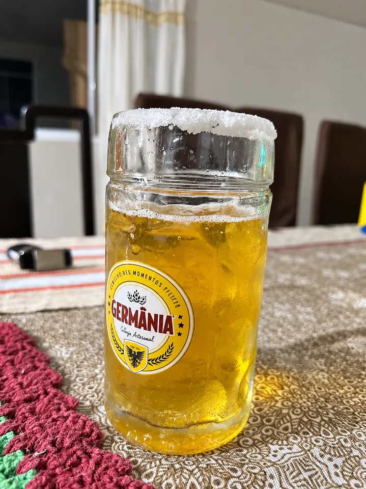 Caneca Germania cheia de chopp dourado