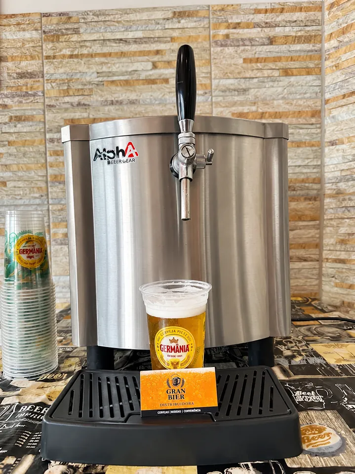 Chopeira de inox com chopp servido e cartão da Gran Bier
