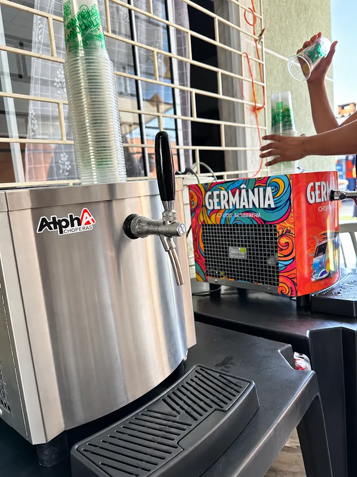 Chopeiras de inox e Germania com copos para o atendimento